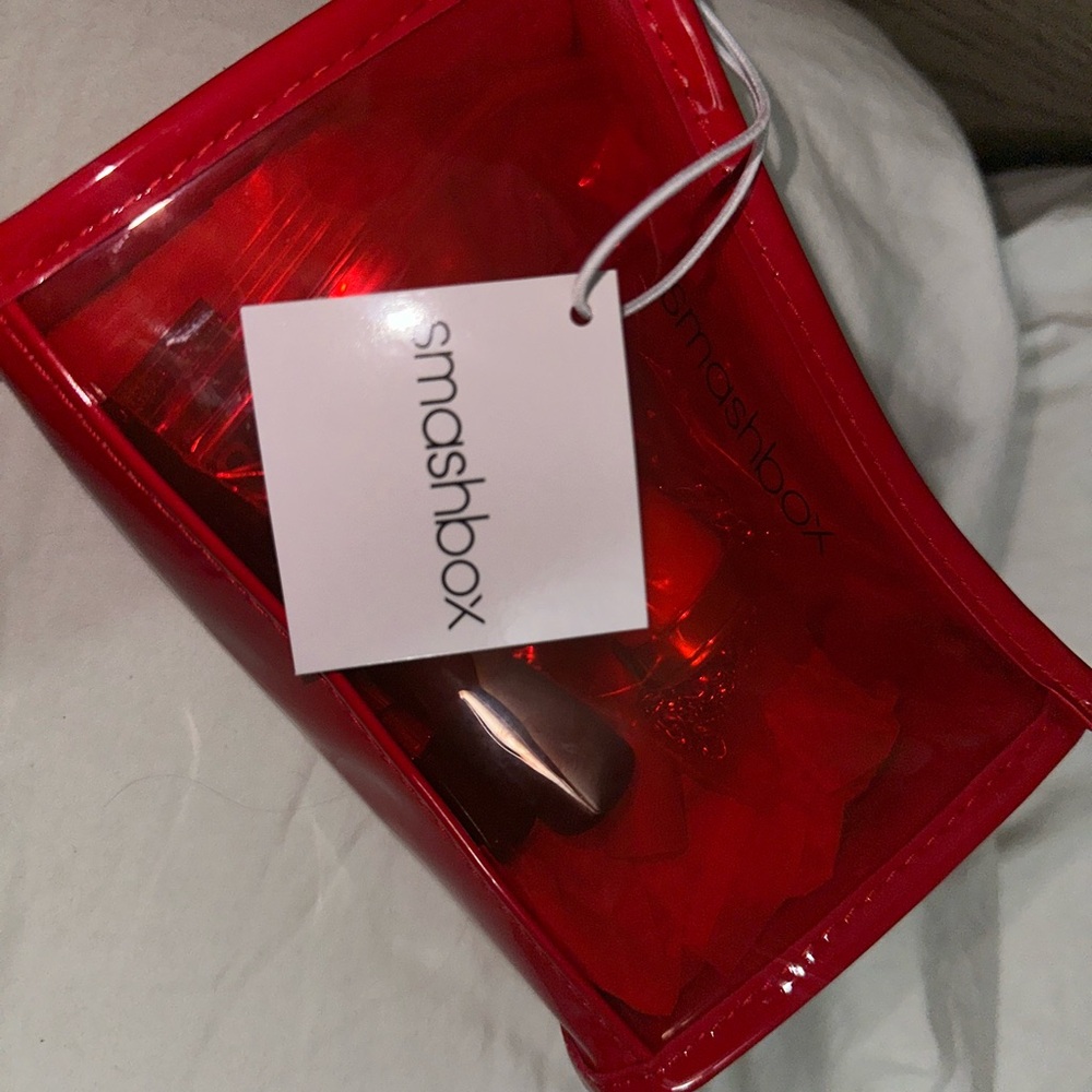 Smashbox Glossy Red Makeup Pouch includes one full size cream plus 3 samples